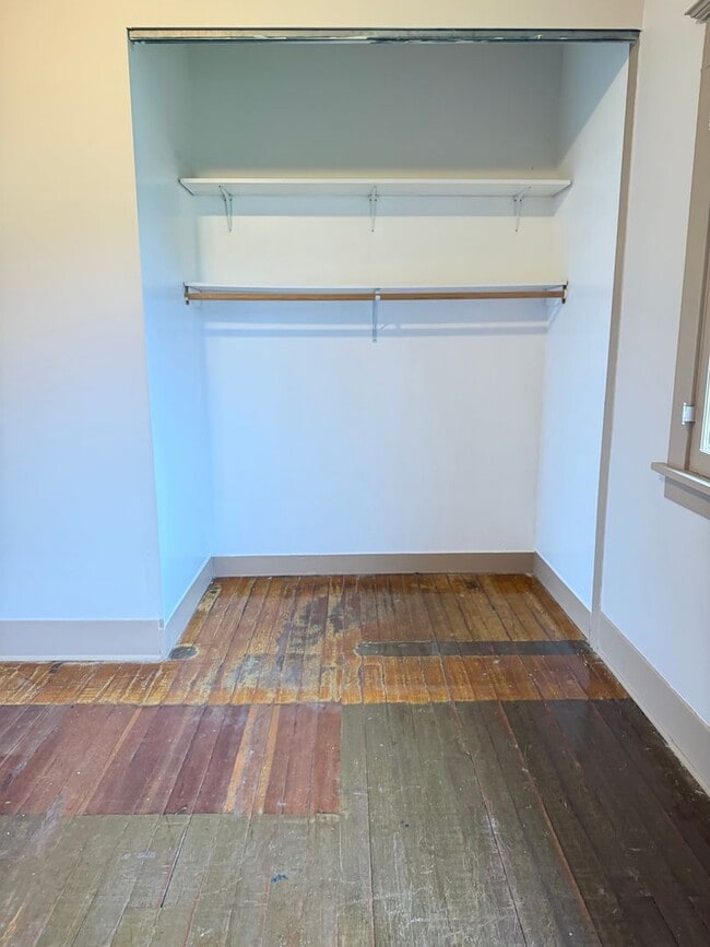 Building Photo - Large 2 bedroom 1 bath with bonus room