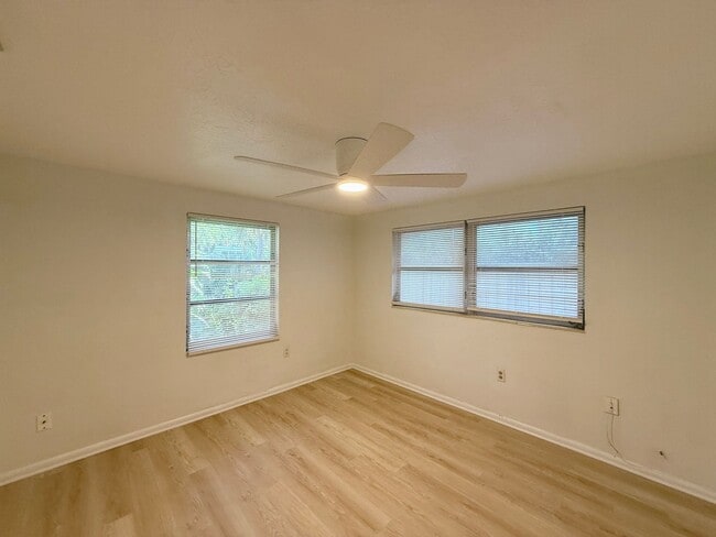 Building Photo - Close to Siesta Key Beach! 2 Bedroom Home