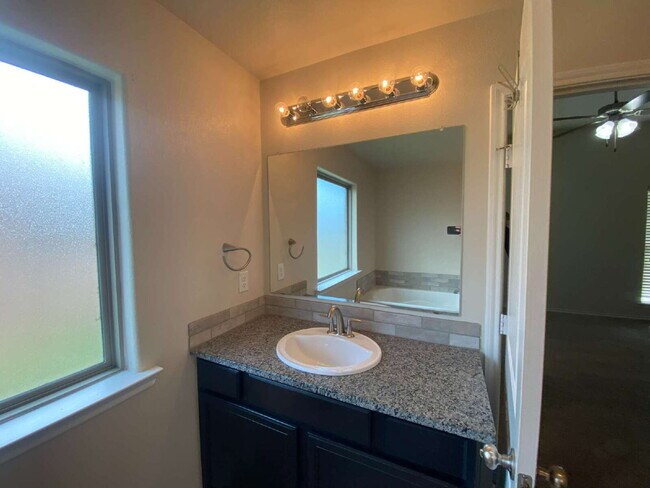 Building Photo - 4 bedroom, 2 bath in Quincy Park!