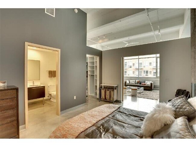 Building Photo - 700 N Washington Ave