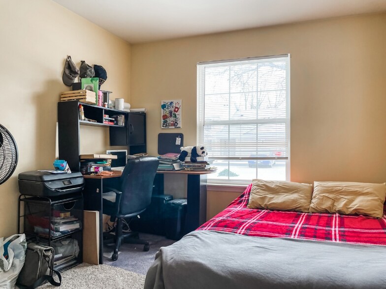 Building Photo - 1160 N Red Oak Cir