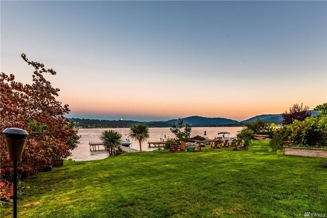 Building Photo - Stunning Lake Sammamish 50 Foot Waterfront...