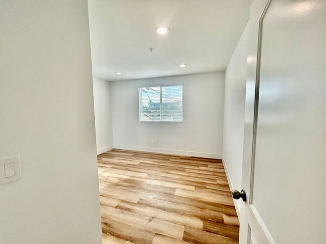 Building Photo - NewB La T 8418