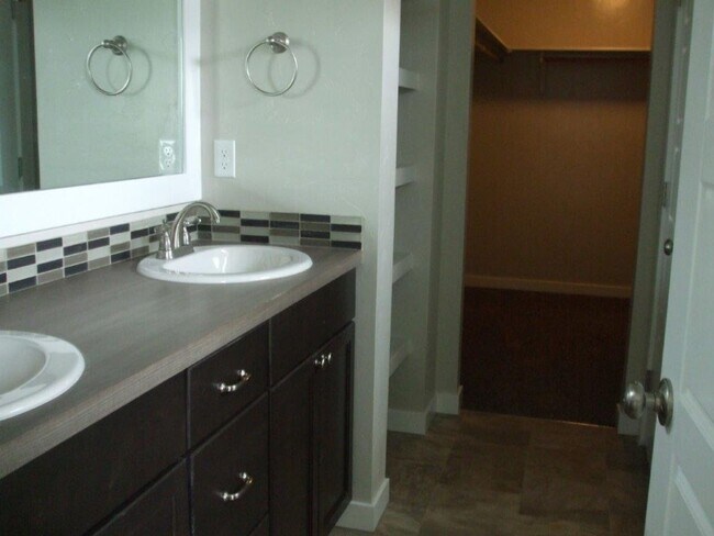 Building Photo - Beautiful  4 bed, 2.5 bath 2 car with extra deep bay and an additional office