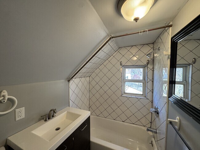 Building Photo - 933 Front Ave