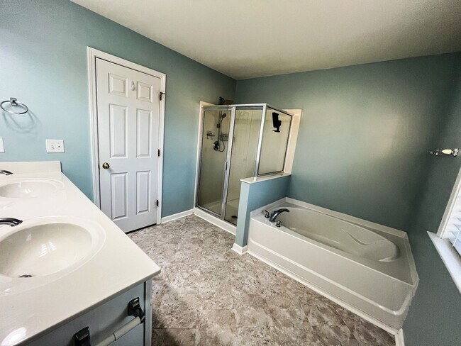 Building Photo - Gorgeous 4 Bedroom, 2 1/2 Bathroom Home in...