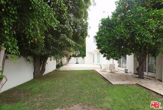 Building Photo - 269 N Bundy Dr