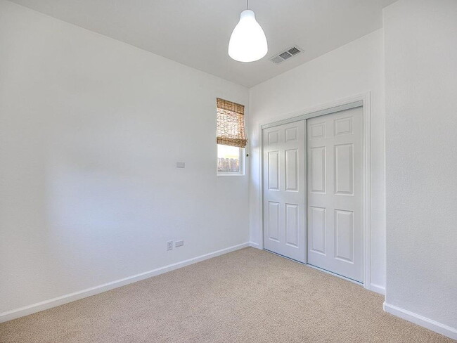 Building Photo - Clean and Spacious 3 Bedroom 2.5 Bathroom Home