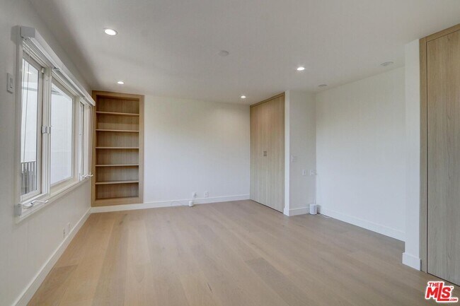 Building Photo - 8528 Hillside Ave