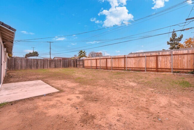 Building Photo - 6037 N Haven Dr