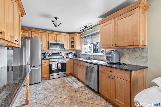 Building Photo - 150 Stiles St