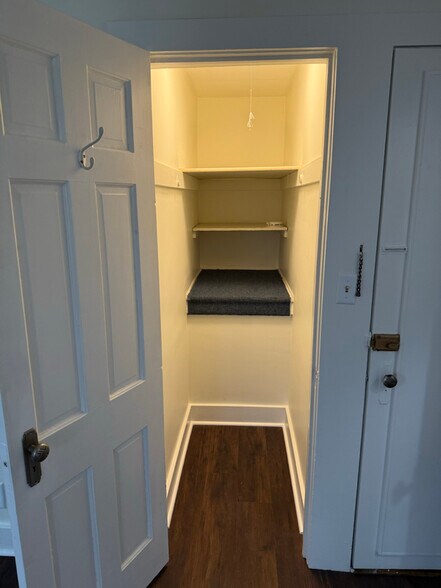 Building Photo - 426 E Benton St