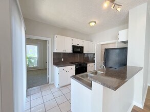 Building Photo - Welcome to this charming 2-bedroom, 2-bath...