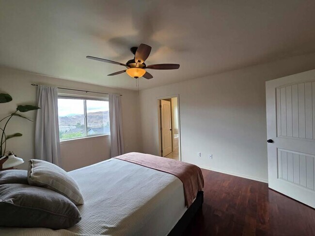 Building Photo - 3950 NE Vista del Rey Dr