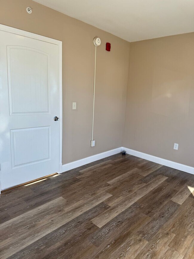 Building Photo - 1 Bedroom Apartment