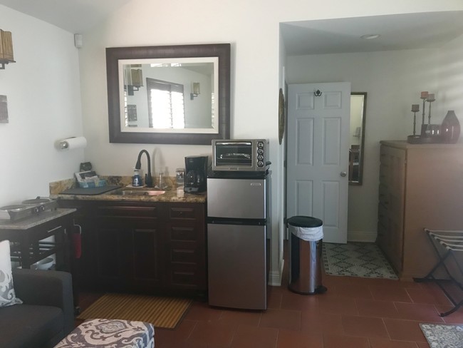 Kitchenette - 8046 Alverstone Ave