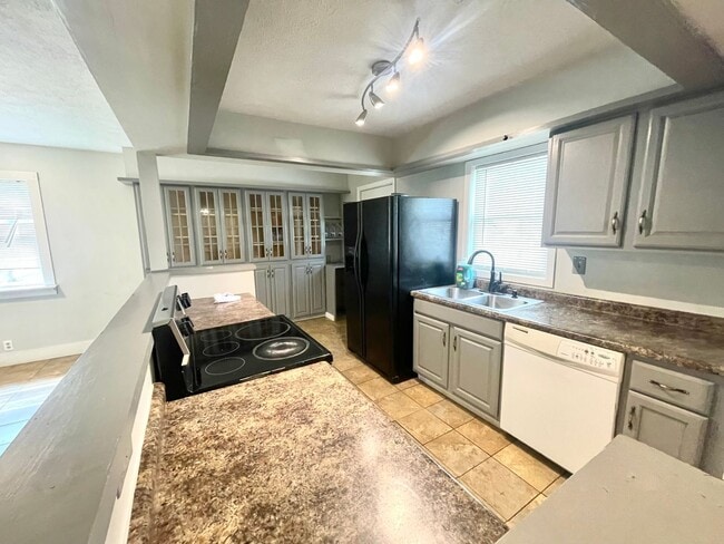 Building Photo - Spacious Ranch in Old Towne – Incredible V...