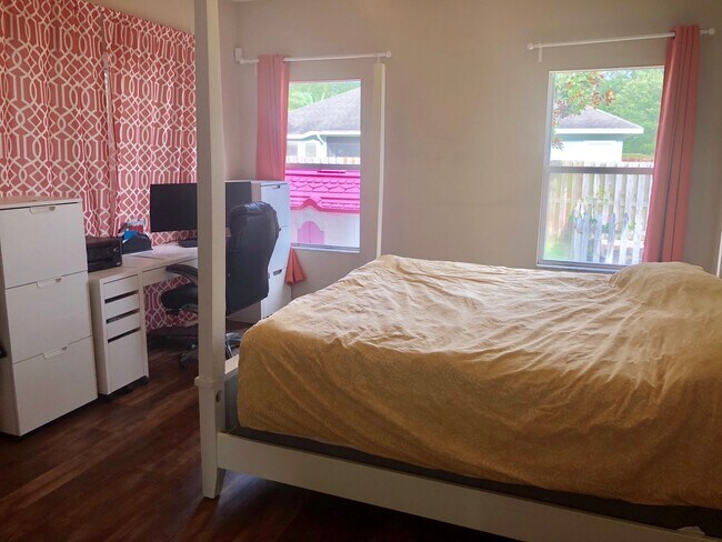 Building Photo - 4BR/2BA in Sorrento with large, fenced-in ...
