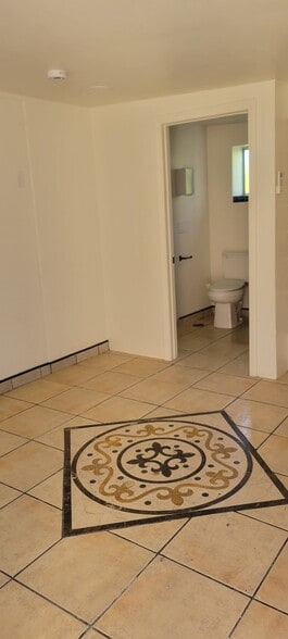 Building Photo - 1430 Peach Ave