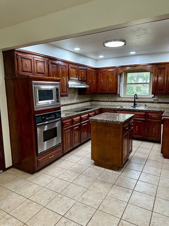 Building Photo - Immaculate major remodeled executive home ...