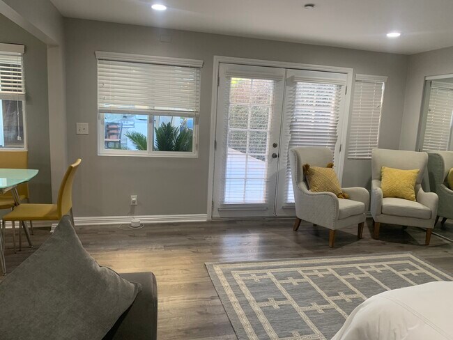 Building Photo - 145 S La Peer Dr