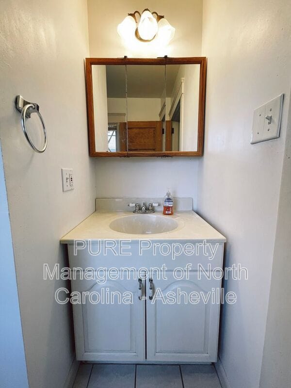 Building Photo - 114 Hillside St