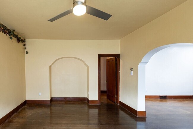 Building Photo - W347IL