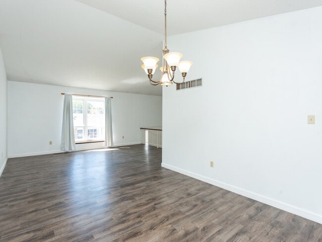 Building Photo - 743 Eaglebrooke Dr
