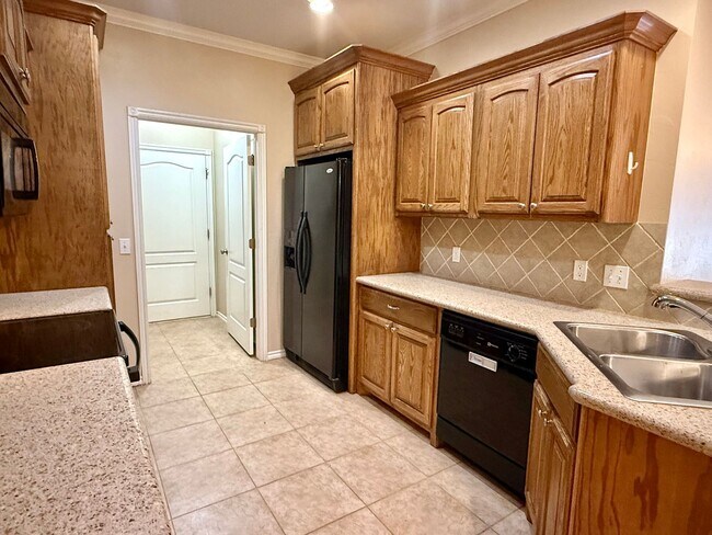 Building Photo - Cute 3 Bed Duplex In Yukon