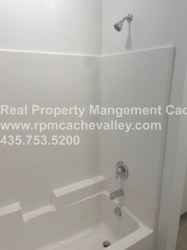 Building Photo - 472 W 40 S