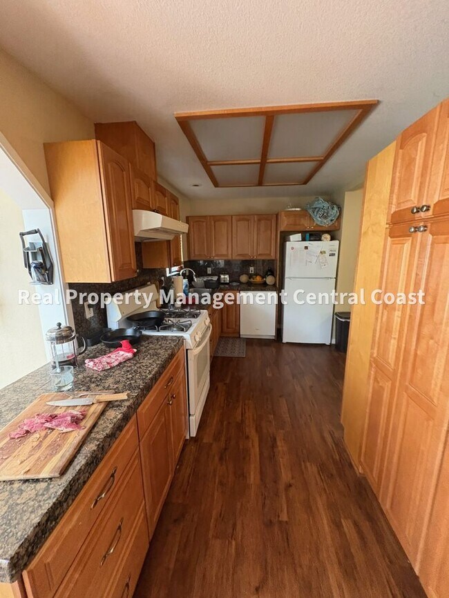 Building Photo - 324 Cuesta Dr