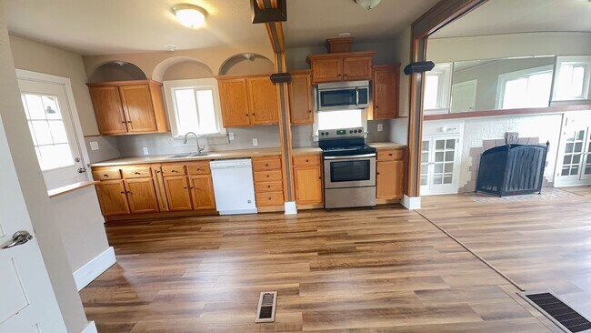 Building Photo - Cute Bungalow - Close to Downtown + Finished Basement!!