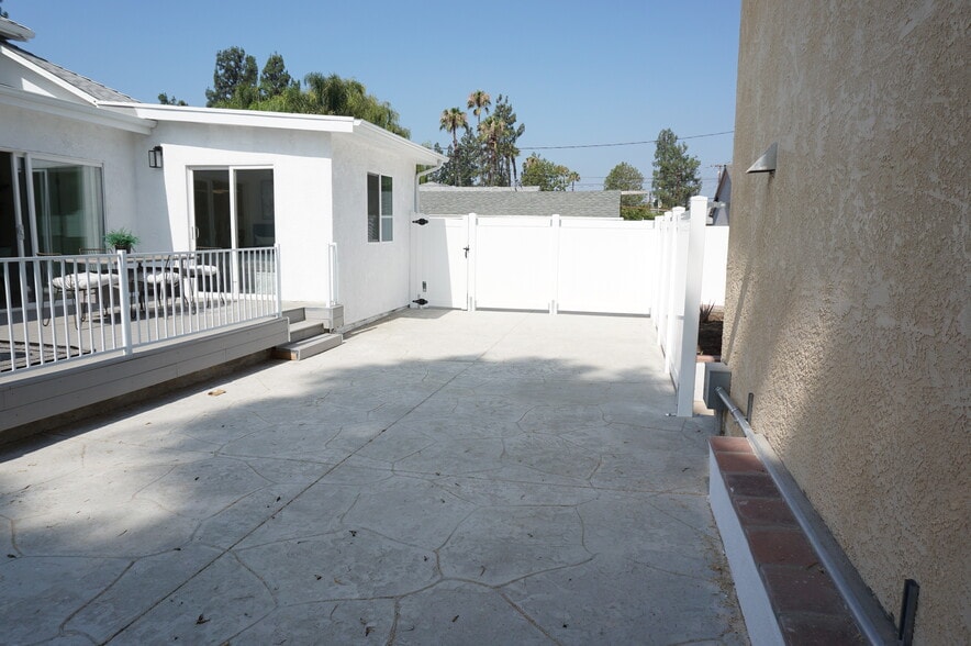 Building Photo - 22131 Victory Blvd