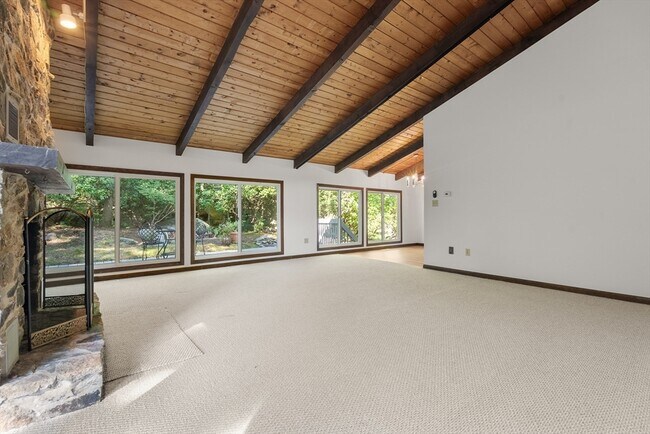 Building Photo - 4 Tanglewood Rd