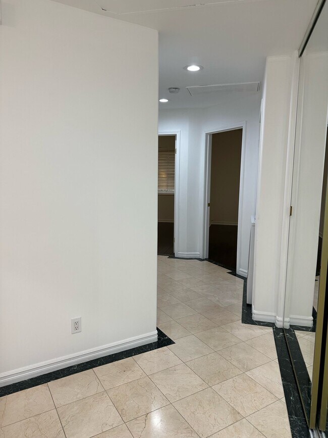 Building Photo - 435 Arnaz Dr