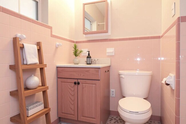 Building Photo - 1/2 OFF 3 Bedroom, 1 Bathroom Home for Ren...