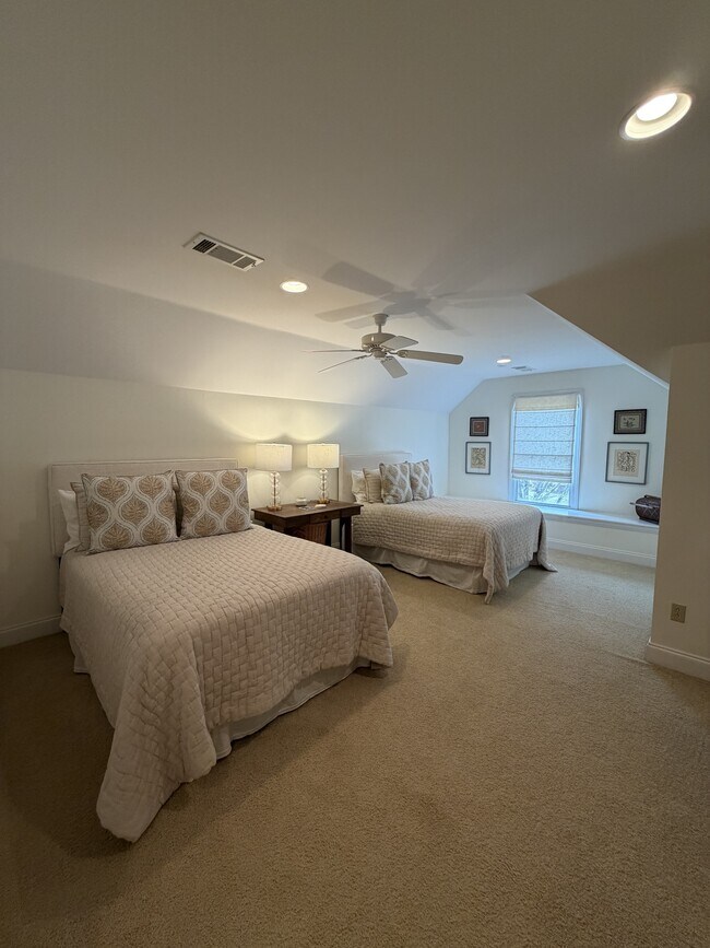 Building Photo - 424 Northpointe Lake Dr