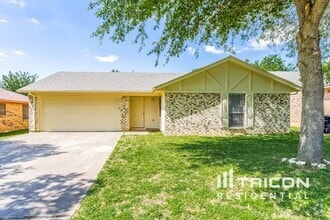 Building Photo - 2908 S Meadow Dr