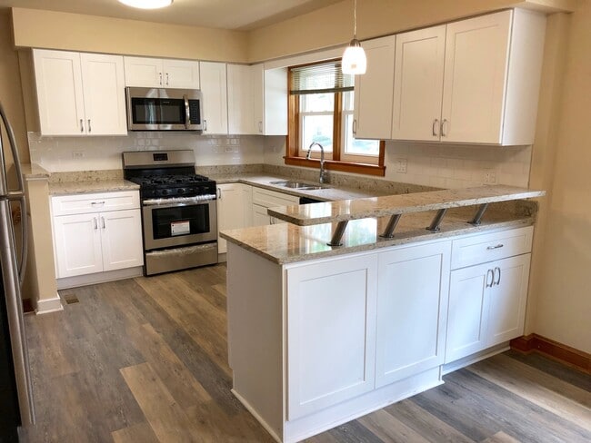 Building Photo - Updated 3Bed/2Bath Home For Rent Brookfield! 2 Car Attached Garage