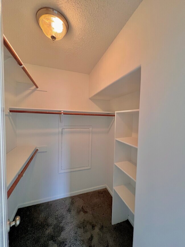 Building Photo - 6223 Cambridge Dr