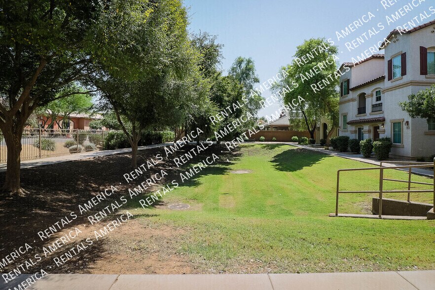 Building Photo - 747 N Port Dr