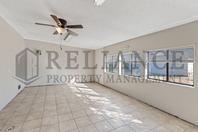 Building Photo - 918 N Clara St