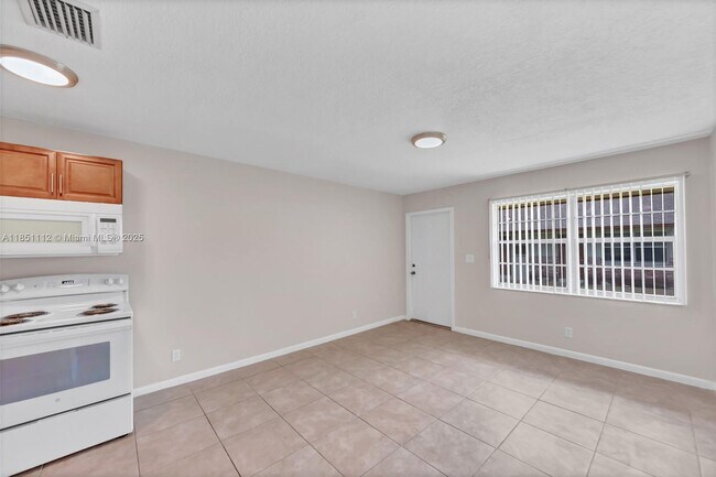 Building Photo - 2610 Riverland Dr