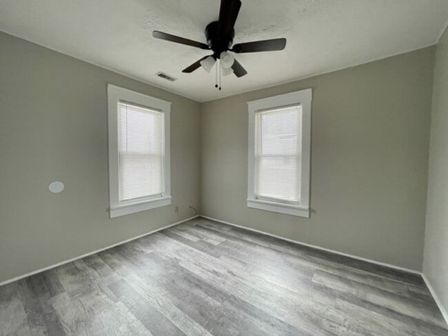 Building Photo - rh420