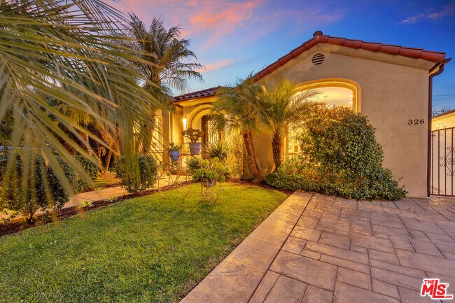 Building Photo - 326 N Doheny Dr