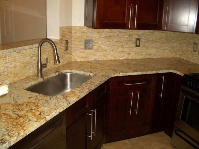 Building Photo - Renovated 2 bed/2 bath condo in the heart of Centreville, close to everything!!