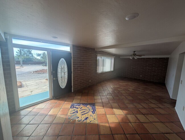 Building Photo - 4 Bedroom and 2 Bath Rental