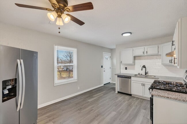 Building Photo - Hard-to-Find 6-Bedroom Home in Grandview!