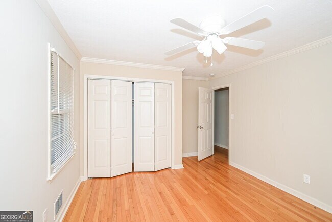 Building Photo - 6236 Queens Rd