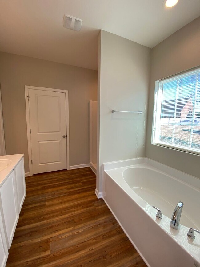 Building Photo - One level 3 bedroom 2 bath home